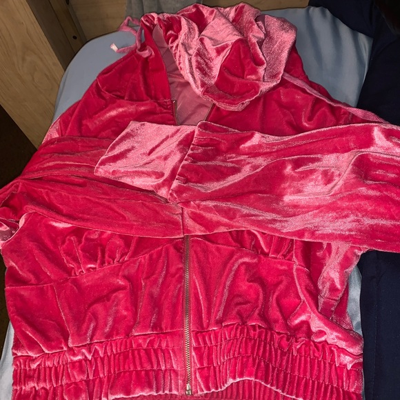 A 2 piece short set with a hoodie - Picture 2 of 3